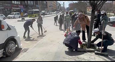 VAN’DA ABDULLAH ZEYDAN’A MAZBATA VERİLME KARARININ ARDINDAN ‘BELEDİYELER BİZİM, SOKAKLAR BİZİM’ SLOGANIYLA TEMİZLİK SEFERBERLİĞİ BAŞLATILDI