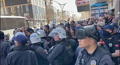 Van'da eylemler sürüyor... DEM Partililer ile çok sayıda siyasetçinin katıldığı protestolarda polis eylemcilere zaman zaman müdahalede bulunuyor