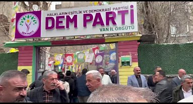 Van'da yeni seçilen belediye başkanları bayram programına katıldı
