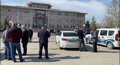 Yozgat'ta bir okulda boş zarflar ve yırtılmış oy pusulaları bulundu
