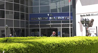 AKP'li Menemen Belediyesi'nde işten çıkarılan personel, belediye önünde toplandı: