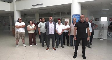 AKP yönetimindeki Menemen Belediyesi’nde işten çıkarılan işçiler oturma eylemi yaptı