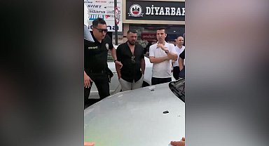 Aksaray'da bir sürücü, kendisini uyaran polisin üzerine aracını sürdü