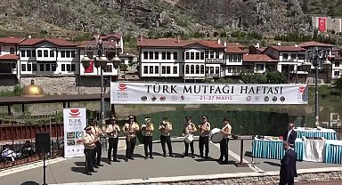 Amasya'da vali ve belediye başkanı önlükleri takıp