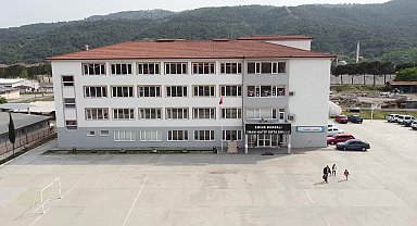 Amasya'nın Taşova ilçesinde bir okulda kurulan serada ata tohumları yetiştiriliyor