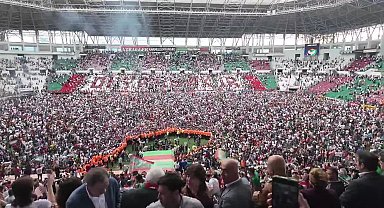 Amedsporlu oyuncular şampiyonluğu taraftarla kutladı