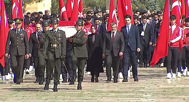 Anıtkabir'de 19 Mayıs Atatürk'ü Anma, Gençlik ve Spor Bayramı töreni... Bakan Osman Aşkın Bak, gençlerle Atatürk'ün huzuruna çıktı