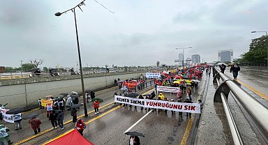 Ankara'da yağmur altında 1 Mayıs... AKM önünde toplanan işçiler Tandoğan Meydanı'na yürüyüşe başladı