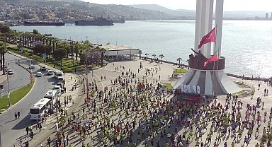 Anneler Günün'nde İzmir'de vatandaşlar Zübeyde Ana'ya koştu