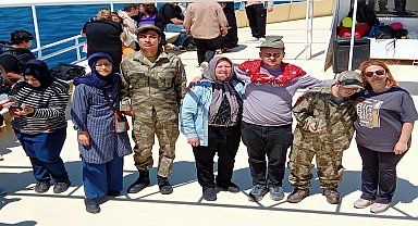 Ayvalık Belediyesi'nden özel gençlere özel tekne turu