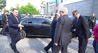 Balıkesir Valisi Ustaoğlu'ndan Edremit Belediyesi'ne ziyaret