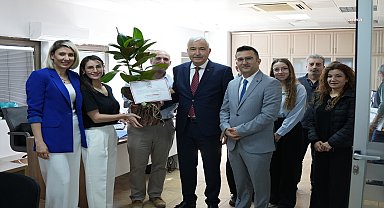 Başkan Türkmen'den müdürlere çiçek jesti