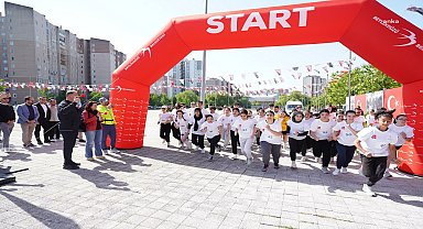Beylikdüzü'nde genç sporcular 19 Mayıs için koştu