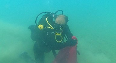 Bodrum Belediyesi’nin deniz dibi temizliği Bitez’de devam etti