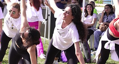 Buca Belediye Başkanı Duman, gençlerin bayram coşkusuna ortak oldu: "105 yıldır olduğu gibi bir aradayız"