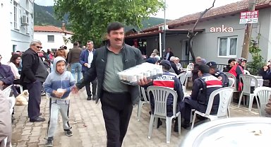 Burhaniye'de düzenlenen geleneksel çiftçi hayrı yüzlerce vatandaşı buluşturdu