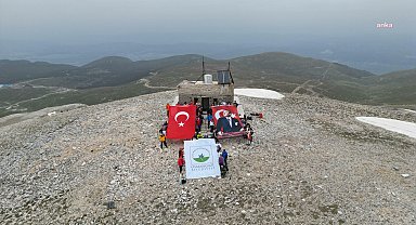 Bursa Osmangazili dağcılar, 19 Mayıs’ı Uludağ'ın zirvesinde kutladı
