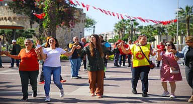 Çeşme Belediye Başkanı Denizli, işçilerle omuz omuza yürüdü: "Yaşasın 1 Mayıs"