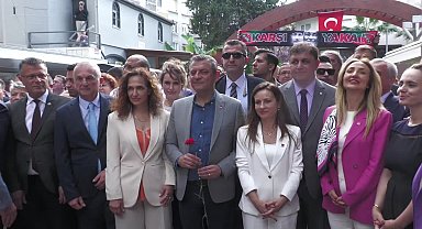 CHP Genel Başkanı Özel, Anneler Günü'nde Zübeyde Hanım'ın anıt kabrini ziyaret etti