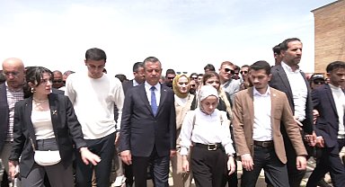 CHP Genel Başkanı Özgür Özel Ata'nın huzuruna çıktı, altı karanfil bıraktı