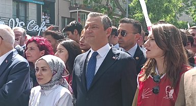 CHP Genel Başkanı Özgür Özel gençlerle Anıtkabir'e yürüyor