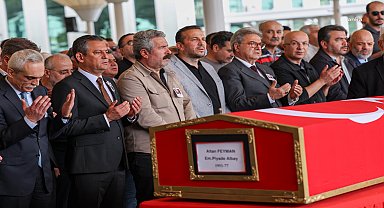 CHP Genel Başkanı Özgür Özel, Gülsün Bor ve Altan Feyman’ın cenaze törenine katıldı
