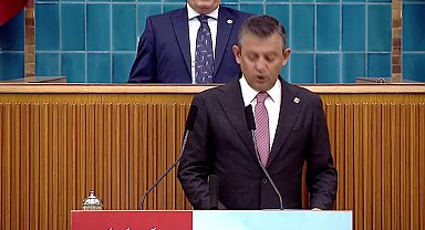 CHP grup toplantısı... Özgür Özel, İliç maden alanıyla ilgili ''ÇED olumlu'' raporunda Murat Kurum'un imzası olan belgeyi gösterdi