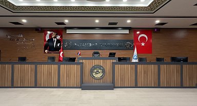 CHP'li Başkan Kaya'nın talimatıyla meclis salonunda Atatürk'ün portresi ve sözü görünür şekilde asıldı