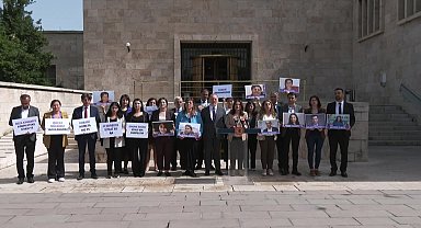 DEM Partililer Kobani Davası’nda verilen cezaları TBMM'den Adalet Bakanlığı'na yürüyerek protesto etti
