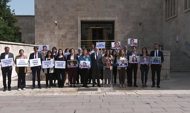 DEM Partililer Kobani Davası’nda verilen cezaları TBMM'den Adalet Bakanlığı'na yürüyerek protesto etti