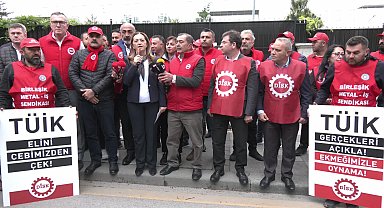 DİSK, TÜİK önünden seslendi: "TÜİK, sürekli olarak enflasyonu düşük belirleyerek, her gün soframızdaki ekmeğin daha fazla küçülmesine yol açıyor"