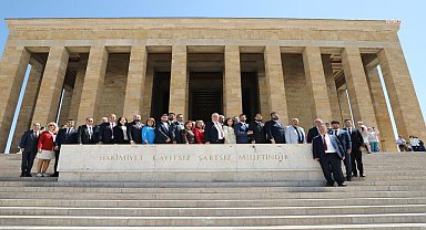 Edremit Belediye Başkanı Ertaş, Anıtkabir'i ziyaret etti 