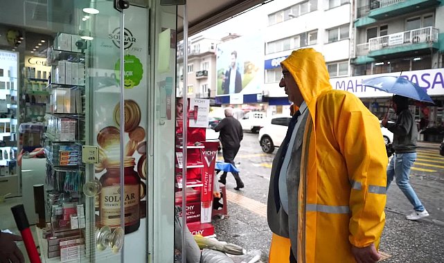 Edremit Belediye Başkanı Ertaş, şiddetli yağmurun ardından çalışmaları yerinde takip etti