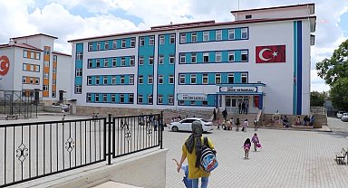 Elazığ'da ortaokul öğretmeni, derste kopya çekerken yakaladığı öğrencisi tarafından bıçakla yaralandı