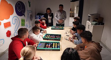 Erasmus öğrencileri, Kartal Belediyesi'nin hayata geçirdiği Makina Hangar'ı ziyaret etti