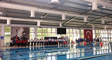 Eskişehir Büyükşehir'in düzenlediği 'Engelsiz Kulaçlar Yüzme Yarışları'ndan renkli görüntüler