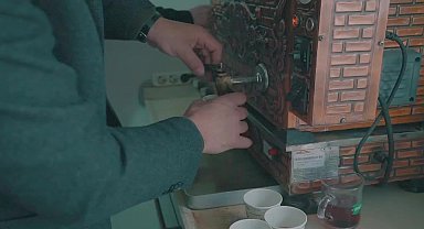 Giresun Belediye Başkanı Köse, 1 Mayıs'ta temizlik işçileriyle çöp topladı