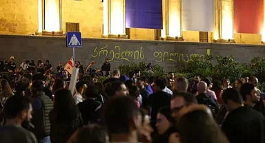 Gürcistan'da 'yabancı etki ajanlığı' yasasının yeniden kabulünden sonra protestolar devam ediyor
