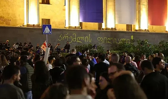 Gürcistan'da 'yabancı etki ajanlığı' yasasının yeniden kabulünden sonra protestolar devam ediyor