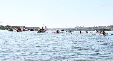 Haliç'te yelken ve kanolarla 19 Mayıs korteji oluşturuldu