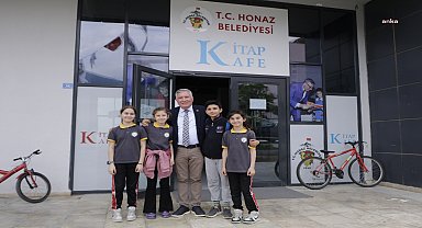 Honaz Belediyesi’nin Kitap Kafe’sinde eğitim alan 8 öğrenci bursluluk sınavını kazandı