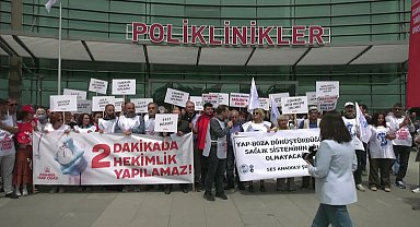 İstanbul'da sağlıkçılardan "randevu" protestosu: "İki dakikada hekimlik yapılamaz... Bu sistem sorununun sahibi iktidardaki tek adamdır"
