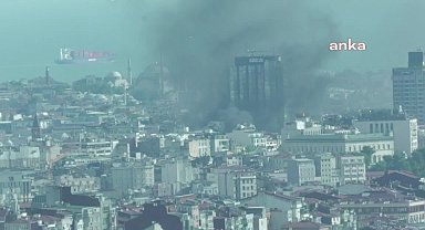 İstiklal Caddesi'nde yangın