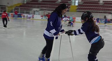İzmir'de anneler çocuklarıyla birlikte buz pistinde