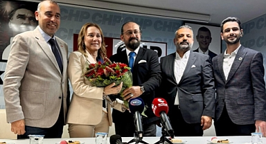 İzmir'de Deva Partisi'nden istifa eden 83 isim CHP’ye katıldı