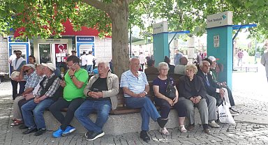 İzmir'de emeklilerden Bakan Işıkhan'a "Yeni Hizmet Modeli' tepkisi: "Çalışma Bakanı emeklilerle dalga geçmiş. Emekli evine götürecek ekmek bulamıyor tatile gidip indirimden mi faydalanacak?"