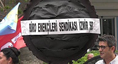 İzmir'de kamu emekçileri SGK İl Müdürlüğü önüne siyah çelenk bıraktı