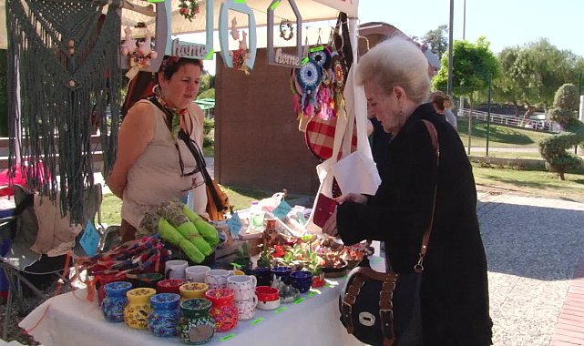 İzmir Karşıyaka'da 'anneler günü el emeği pazarı' açıldı