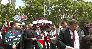 Kamu Birliği Konfederasyonu İsrail Büyükelçiliği konutlarına siyah çelenk bıraktı: 