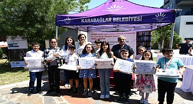 Karabağlar Belediye Başkanı Kınay, 'En çok kitap okuyan çocuk ödül töreni'ne katıldı